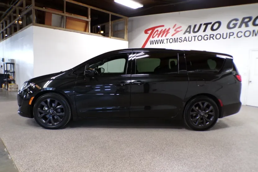 2019 Chrysler Pacifica Touring Plus photo 1