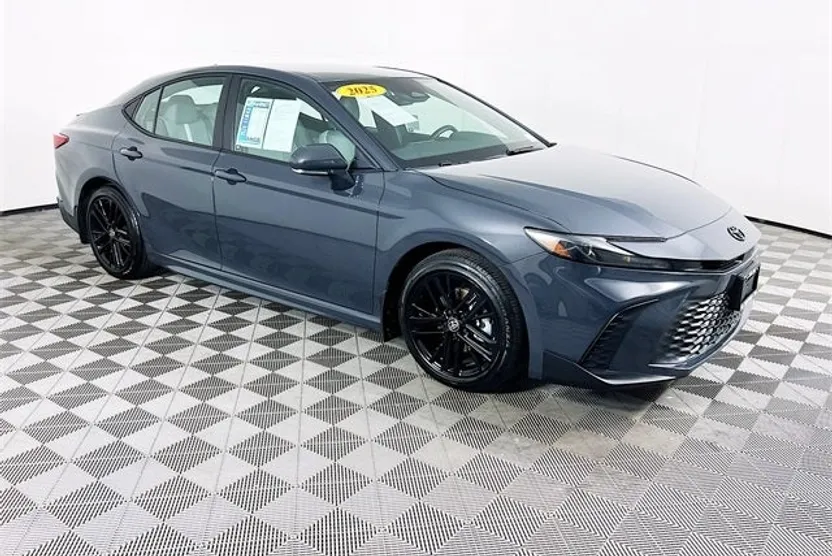 2025 Toyota Camry SE photo 1