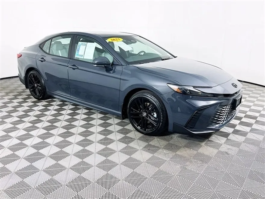 2025 Toyota Camry SE photo 1