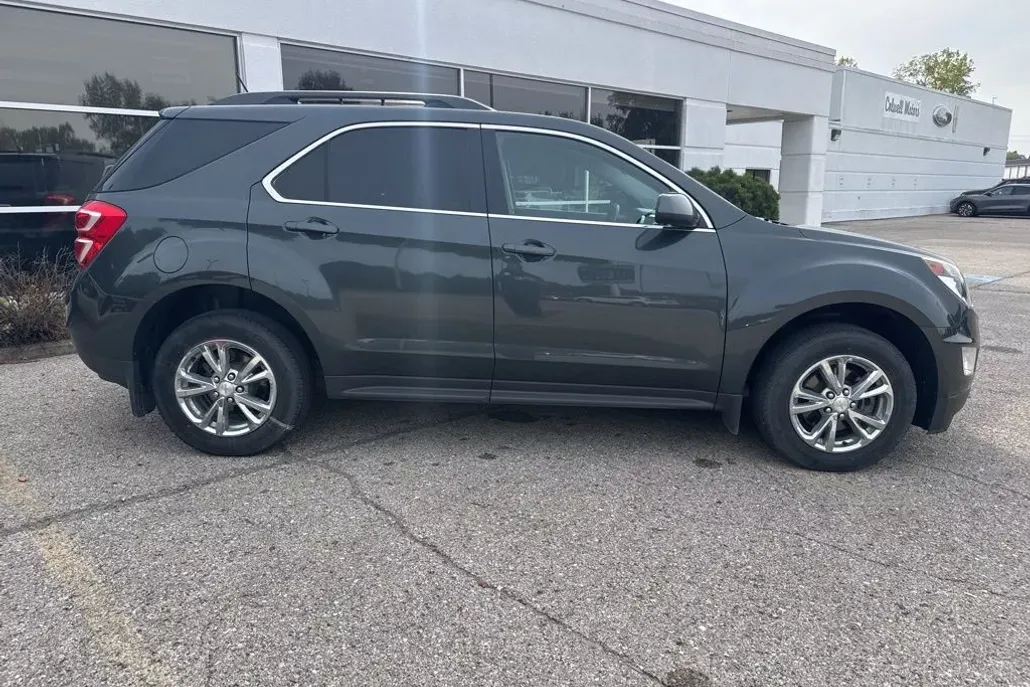 2017 Chevrolet Equinox LT photo 1