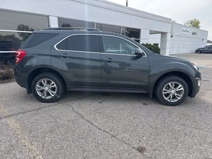 2017 Chevrolet Equinox LT photo 1