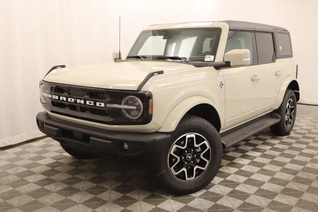 2025 Ford Bronco Outer Banks photo 1