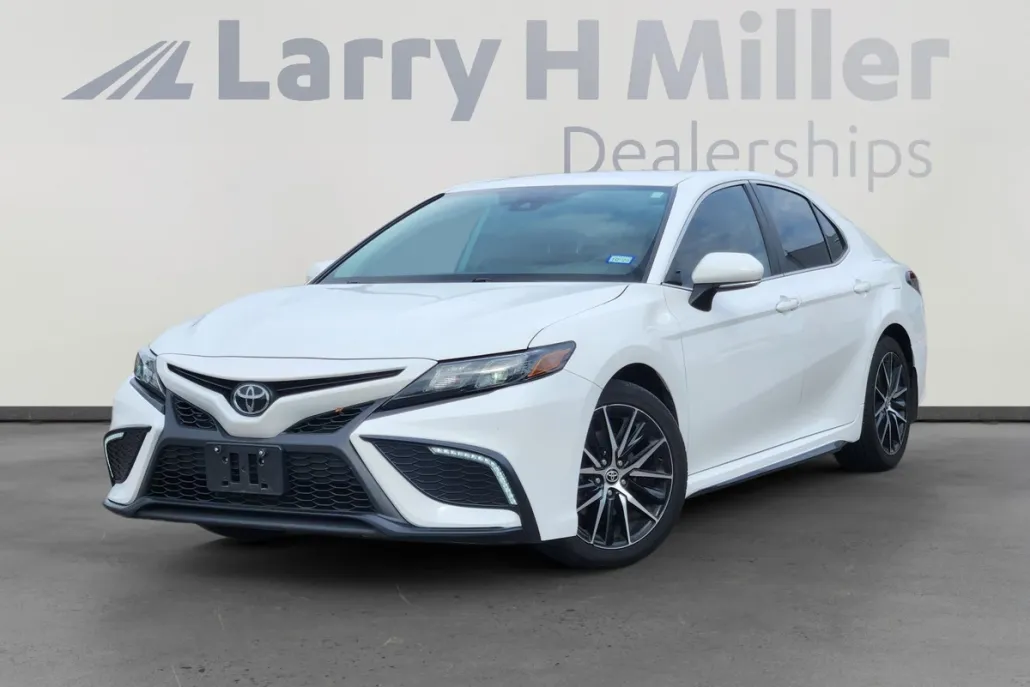 2024 Toyota Camry SE photo 1