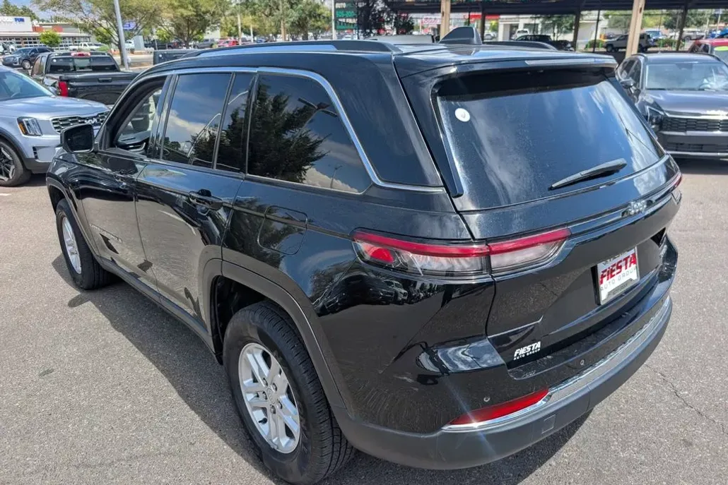 2023 Jeep Grand Cherokee Laredo photo 1