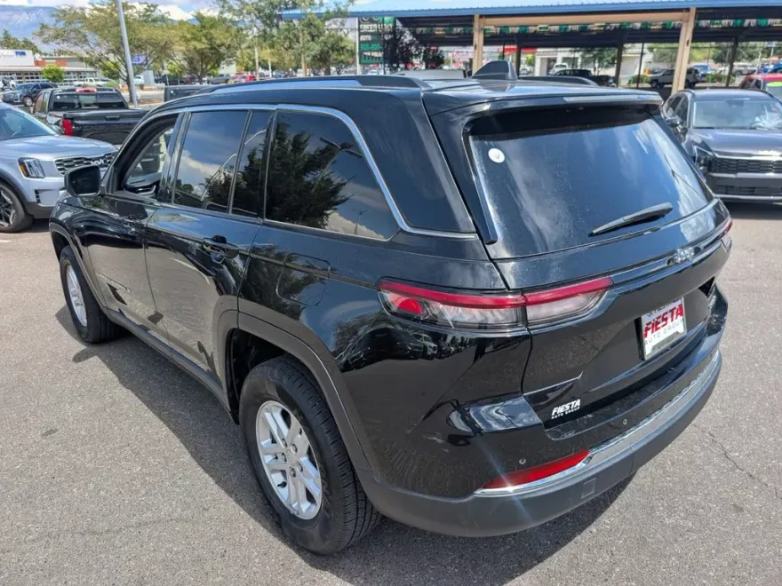 2023 Jeep Grand Cherokee Laredo photo 1