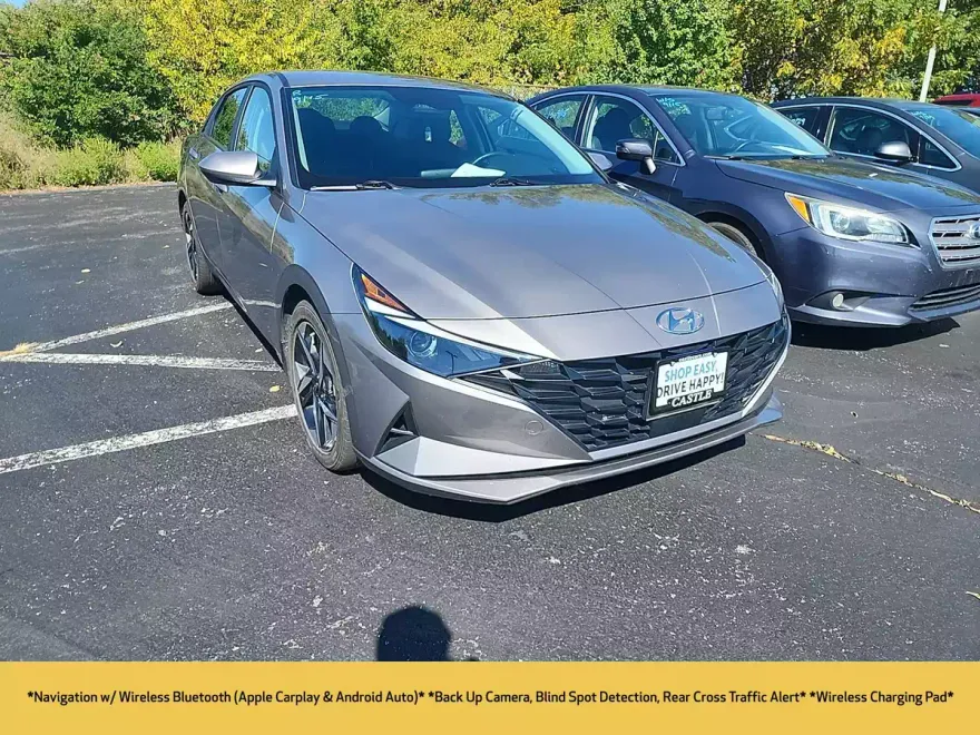 2023 Hyundai Elantra SEL photo 1