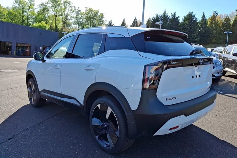2025 Nissan Kicks SR photo 1
