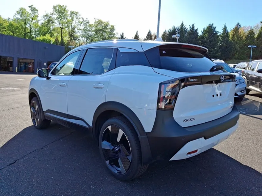 2025 Nissan Kicks SR photo 1