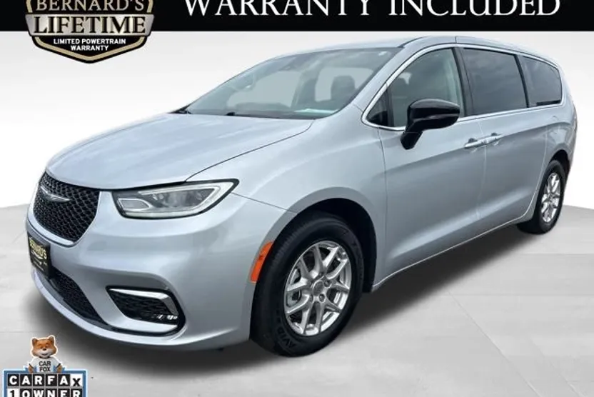 2024 Chrysler Pacifica Touring L photo 1