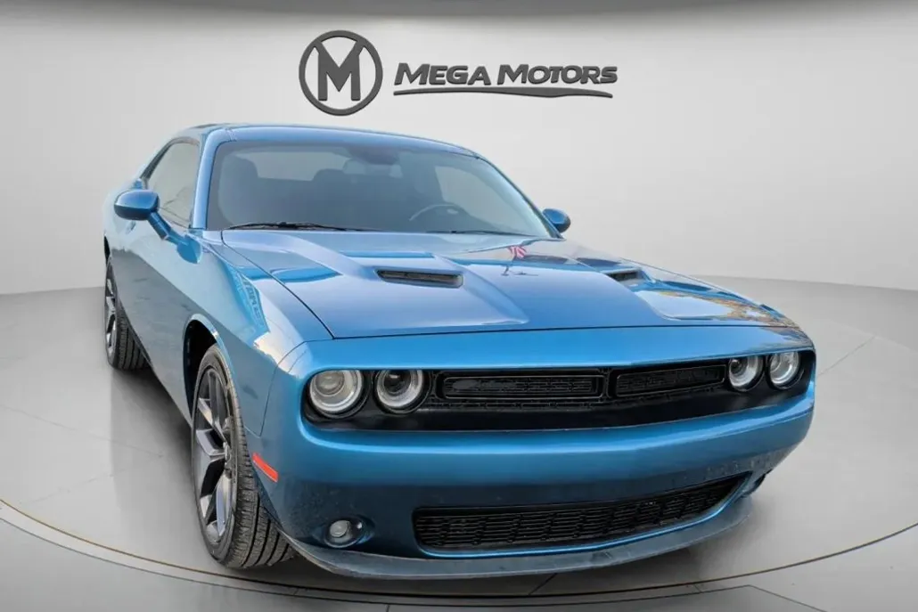 2022 Dodge Challenger SXT photo 1