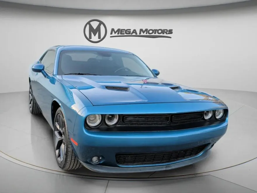 2022 Dodge Challenger SXT photo 1