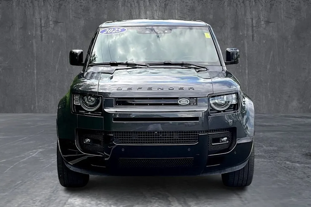 2025 Land Rover Defender 110 V8 X-Dynamic SE photo 1