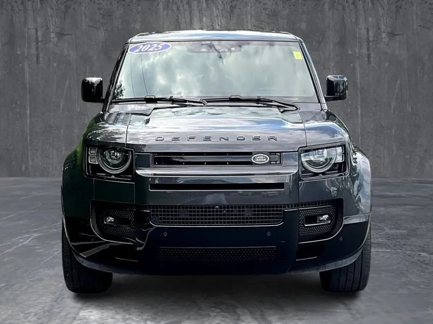 2025 Land Rover Defender 110 V8 X-Dynamic SE photo 1