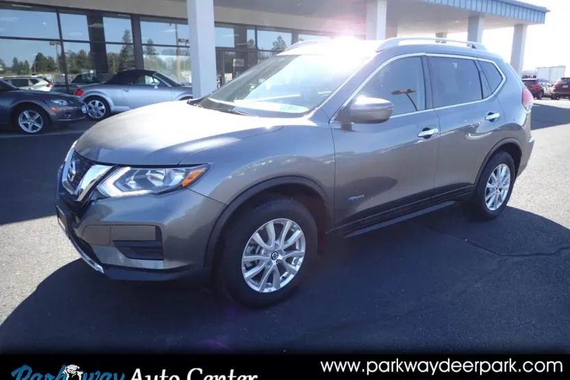 2017 Nissan Rogue SV photo 1