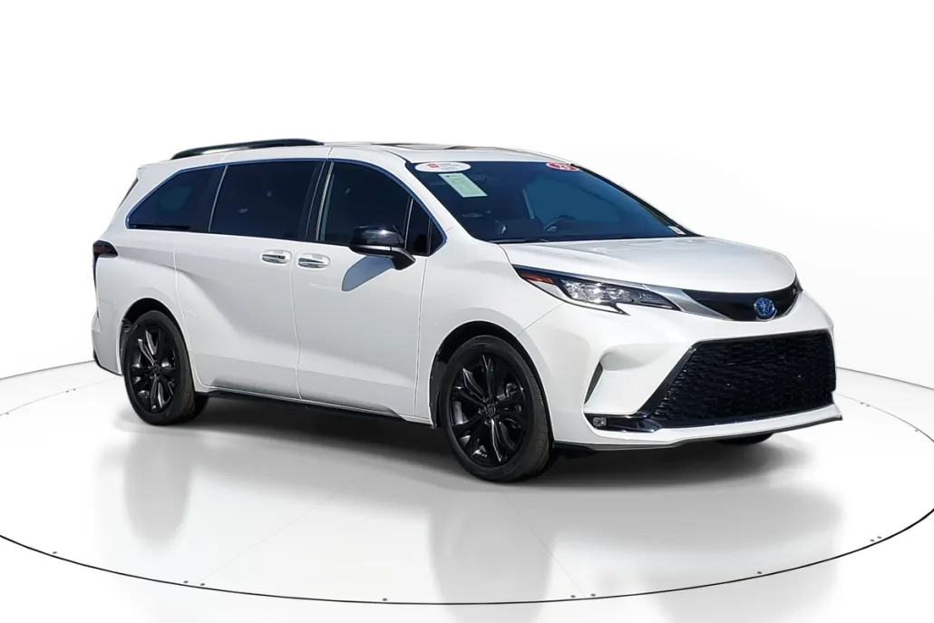 2023 Toyota Sienna XSE photo 1