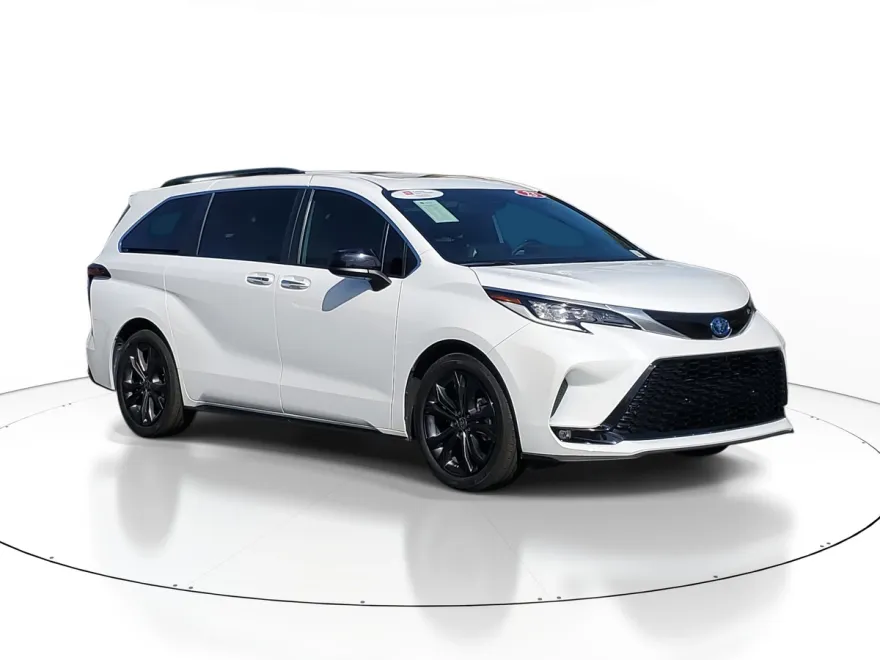 2023 Toyota Sienna XSE photo 1
