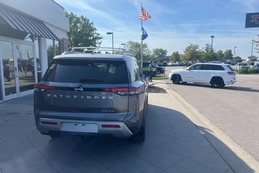 2024 Nissan Pathfinder Platinum photo 1