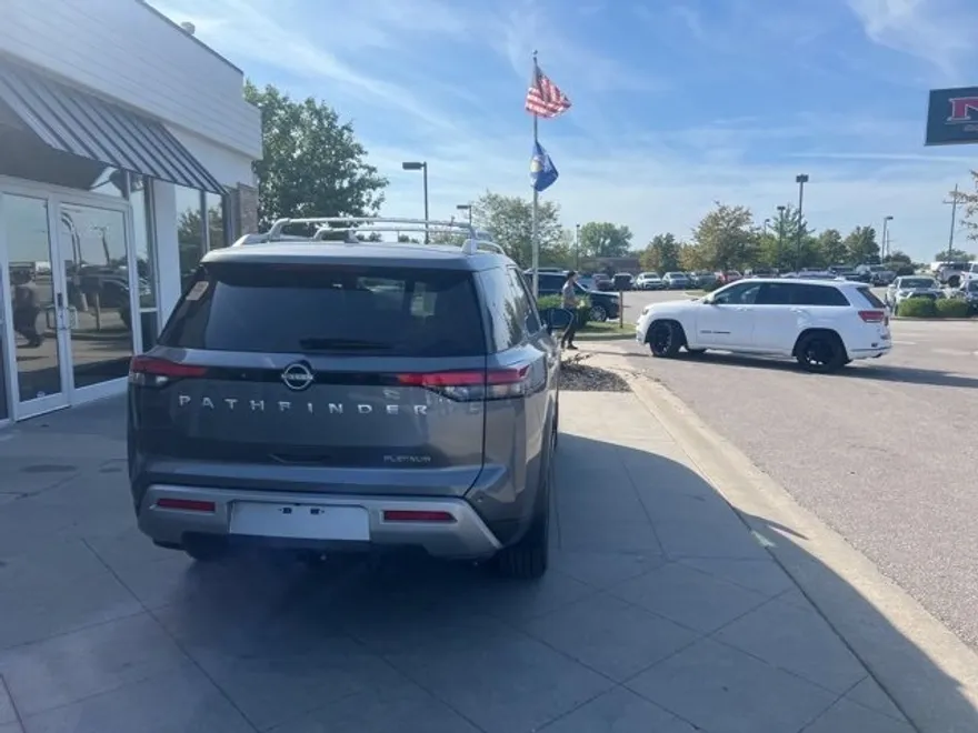 2024 Nissan Pathfinder Platinum photo 1