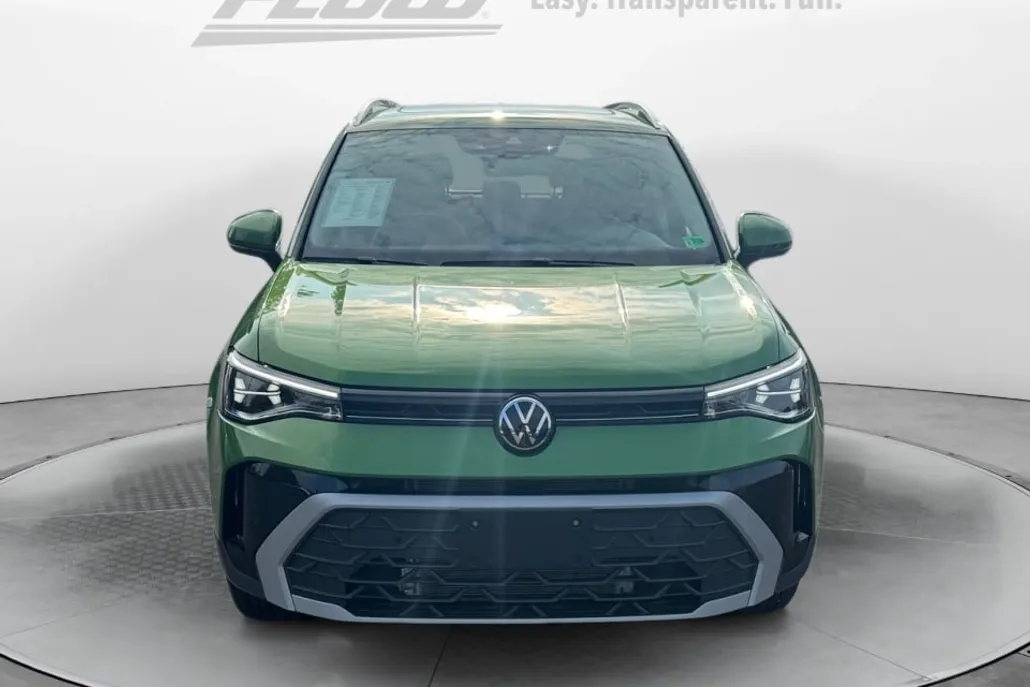 2025 Volkswagen Taos SE photo 1