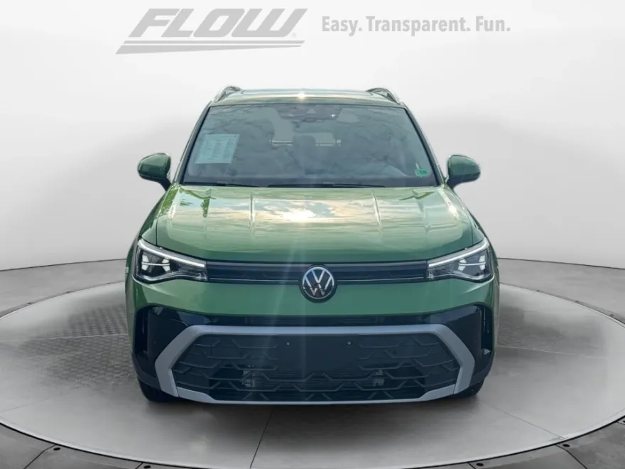 2025 Volkswagen Taos SE photo 1