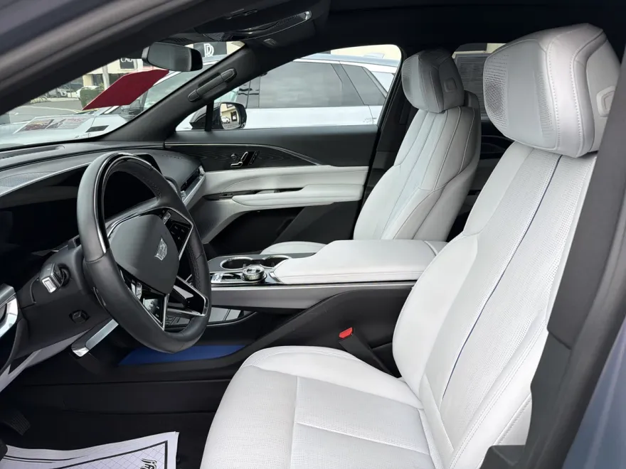 2024 Cadillac Lyriq Luxury photo 1
