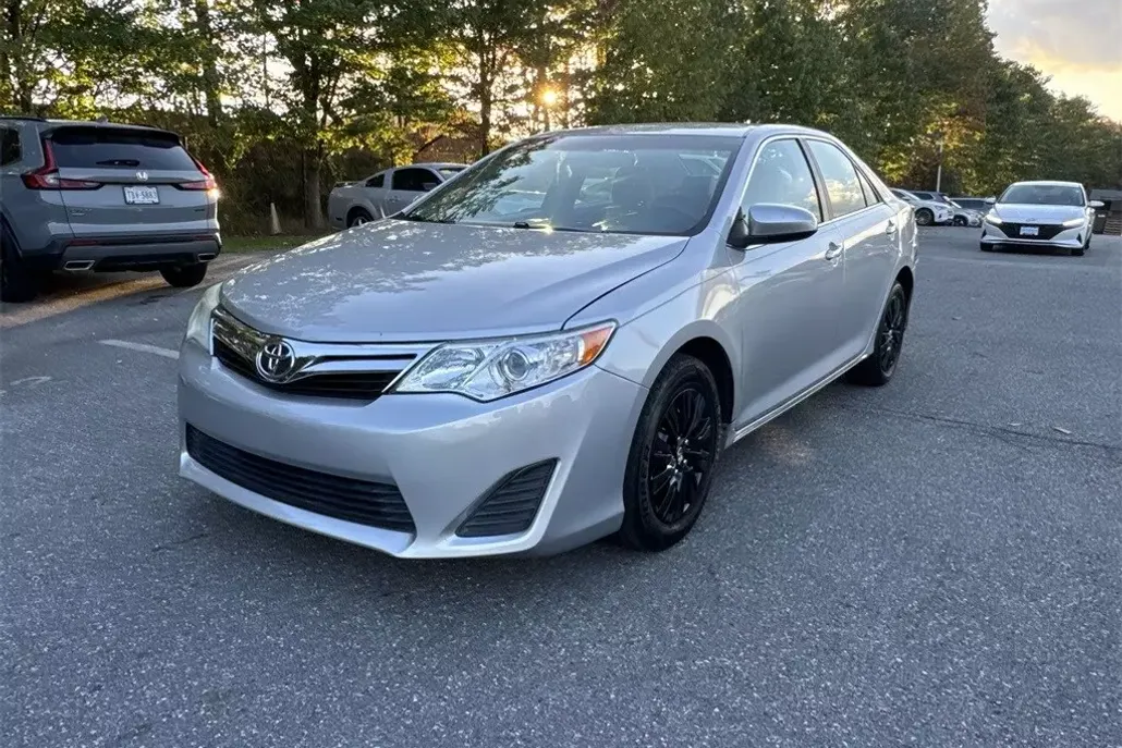 2014 Toyota Camry LE photo 1