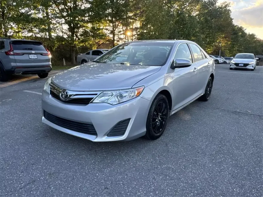 2014 Toyota Camry LE photo 1