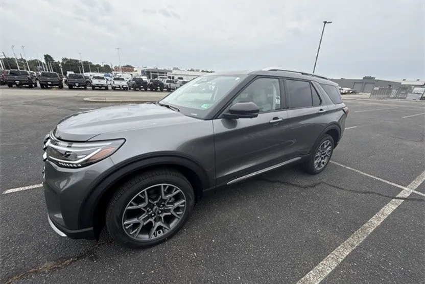 2025 Ford Explorer Platinum photo 1