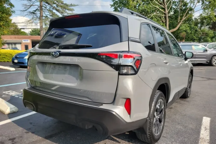 2025 Subaru Forester Premium Base photo 1