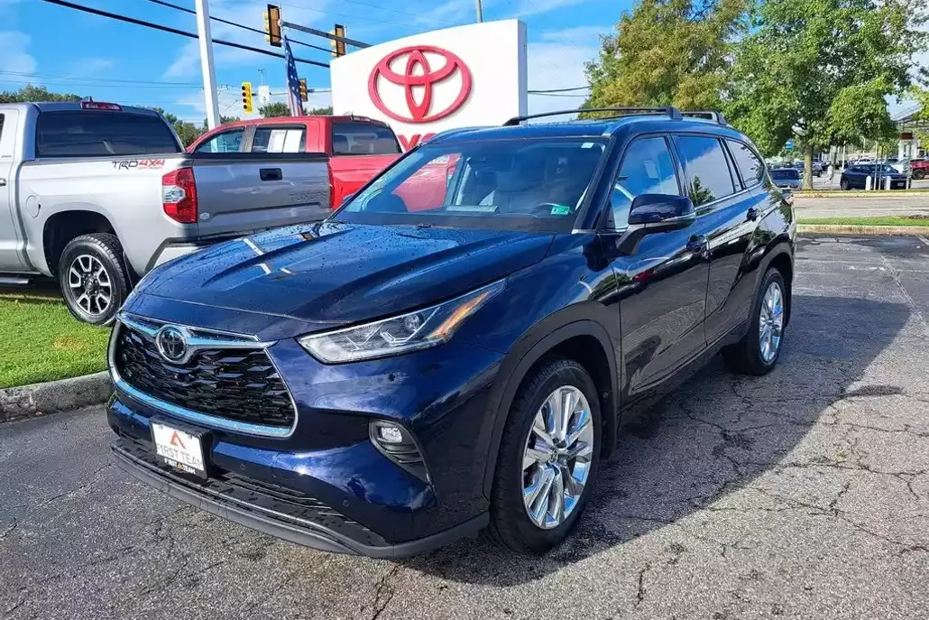 2023 Toyota Highlander Limited photo 1