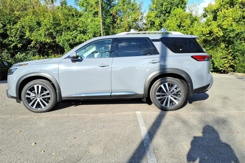 2025 Nissan Pathfinder Platinum photo 1
