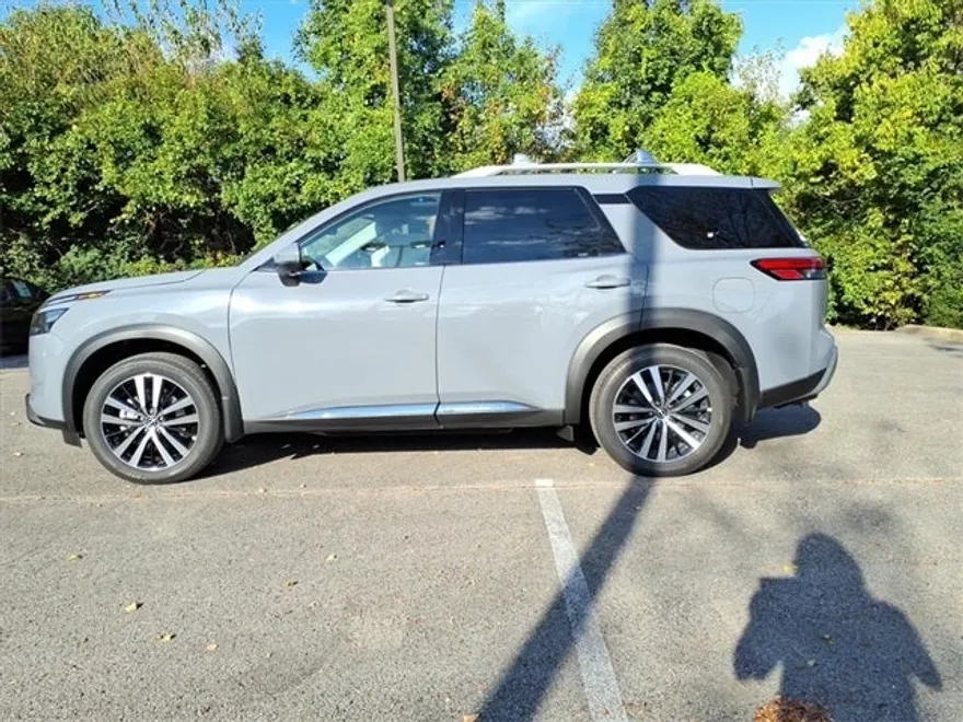 2025 Nissan Pathfinder Platinum photo 1
