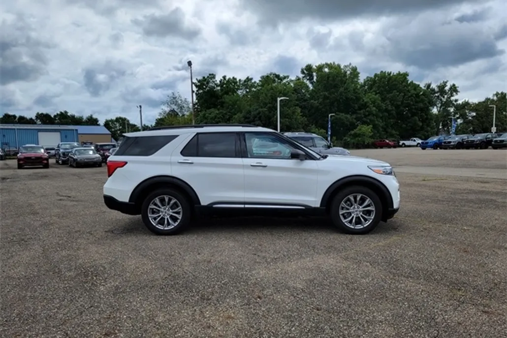 2023 Ford Explorer XLT photo 1