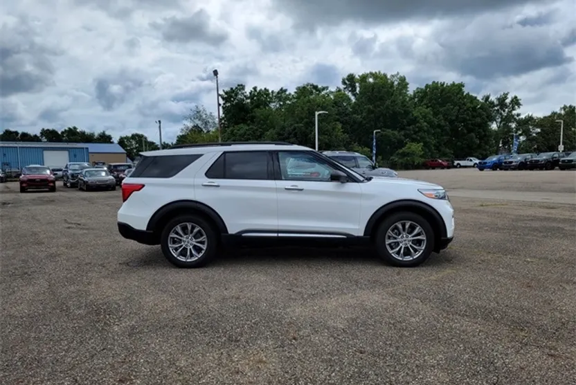 2023 Ford Explorer XLT photo 1