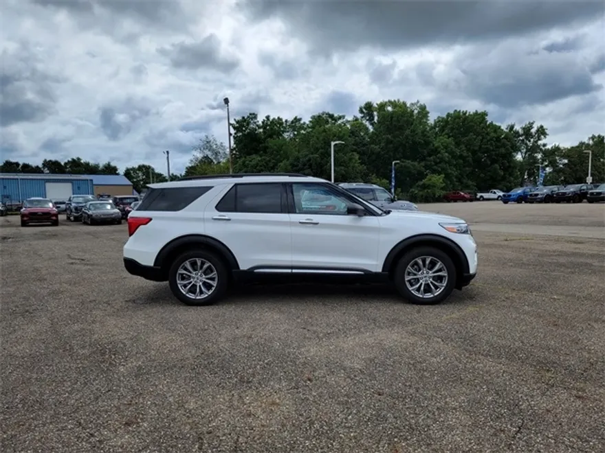 2023 Ford Explorer XLT photo 1