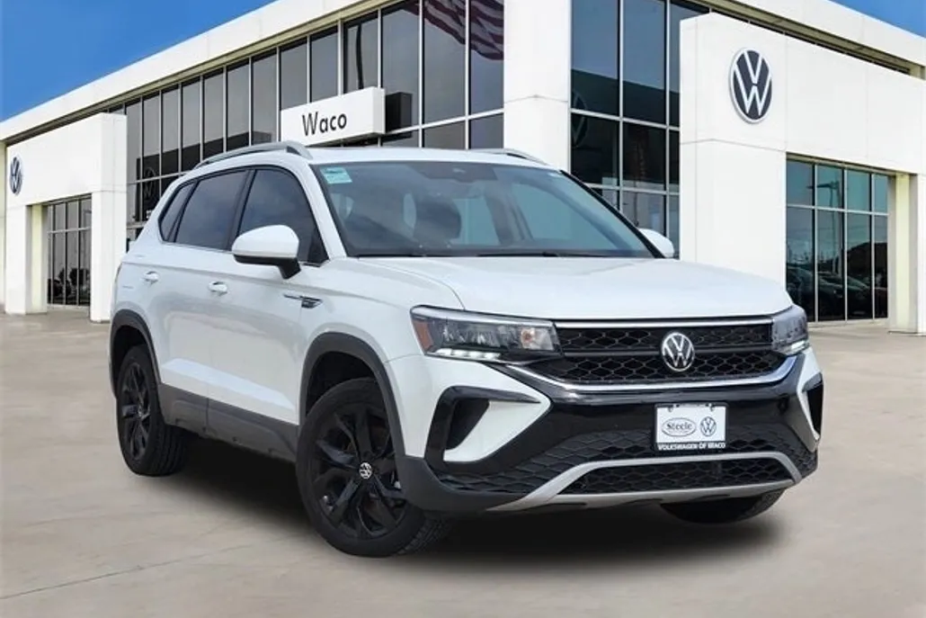 2024 Volkswagen Taos SE photo 1