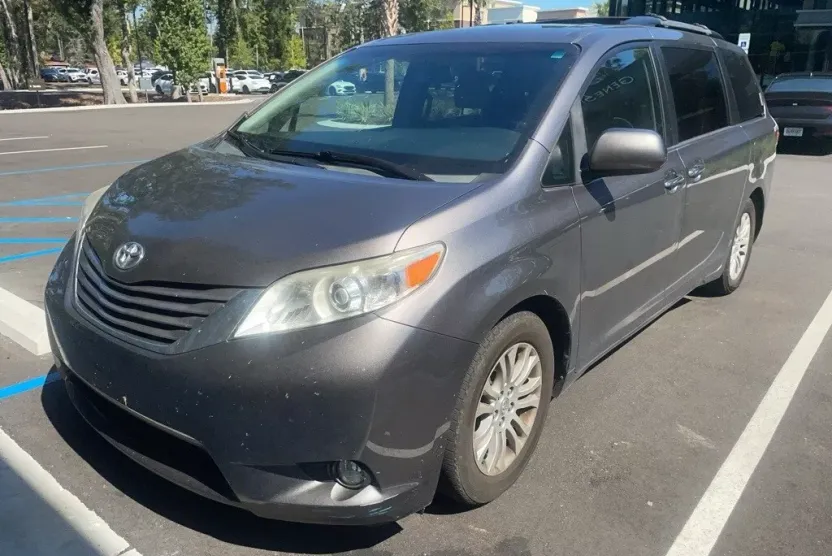 2015 Toyota Sienna XLE photo 1