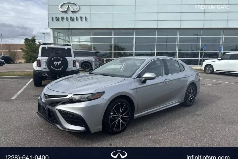2024 Toyota Camry SE photo 1