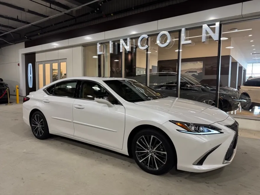 2023 Lexus ES 300h photo 1