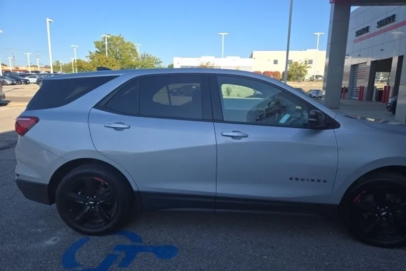 2019 Chevrolet Equinox LT photo 1