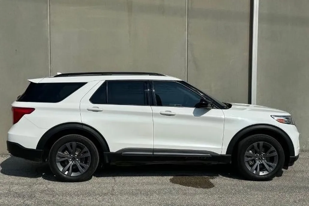 2023 Ford Explorer XLT photo 1