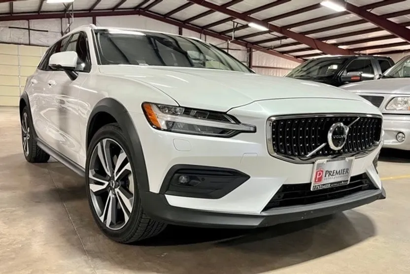 2024 Volvo V60 Cross Country B5 Plus photo 1