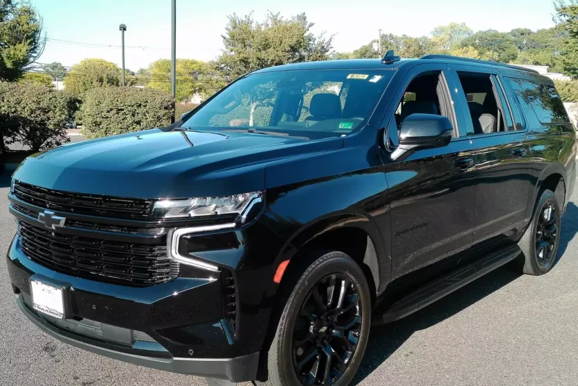 2023 Chevrolet Suburban RST photo 1