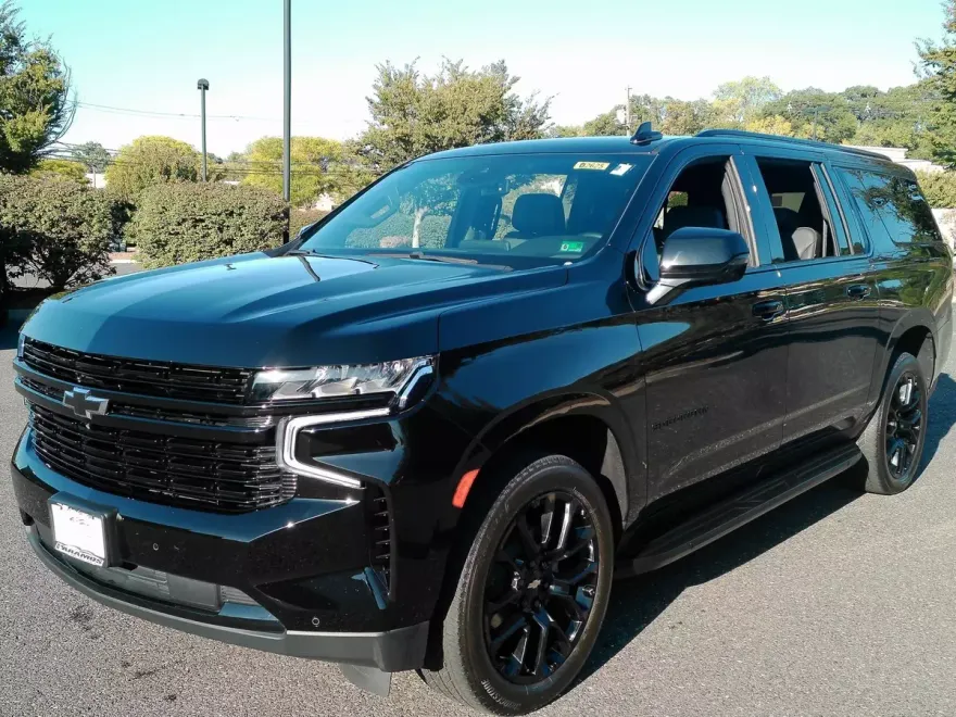 2023 Chevrolet Suburban RST photo 1