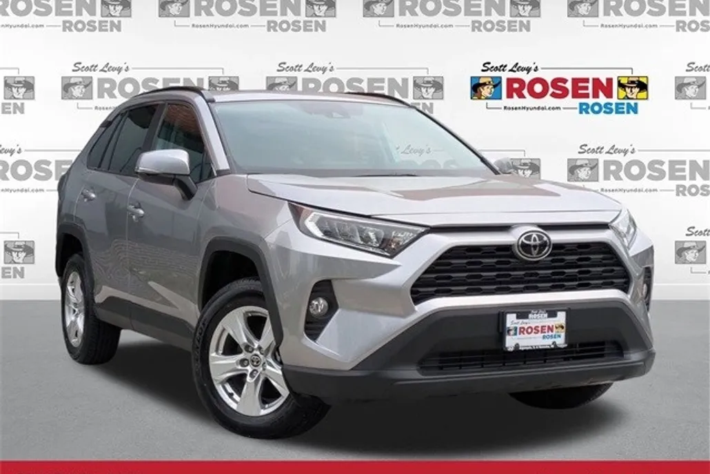 2021 Toyota RAV4 XLE photo 1