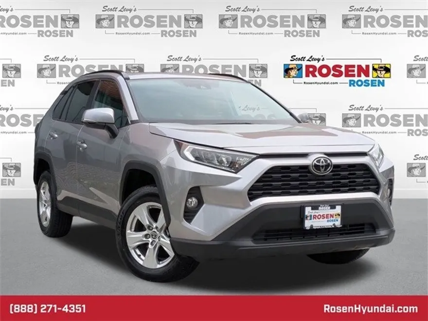 2021 Toyota RAV4 XLE photo 1