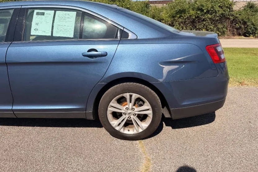 2018 Ford Taurus SEL photo 1