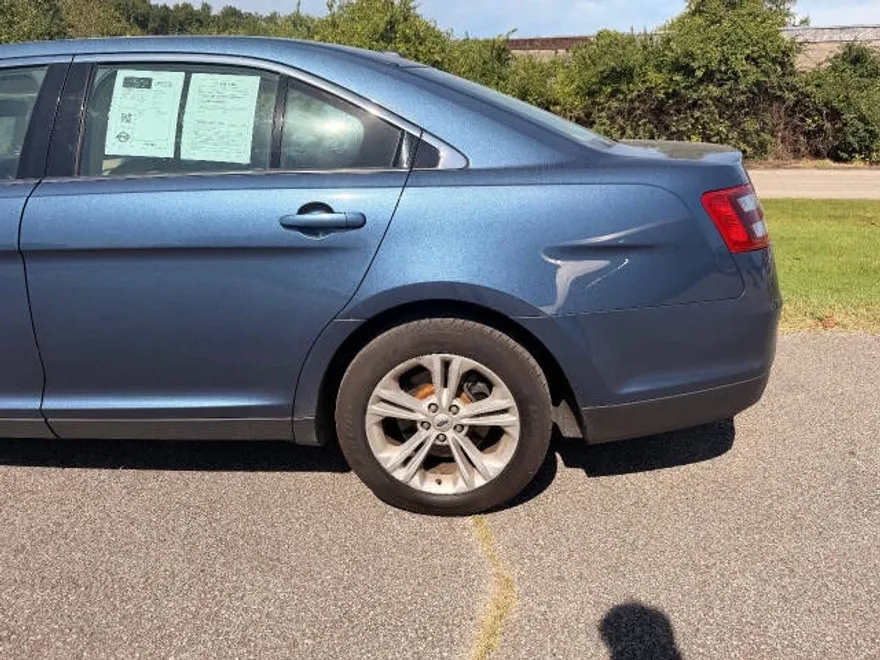 2018 Ford Taurus SEL photo 1