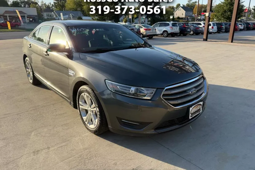 2017 Ford Taurus SEL photo 1