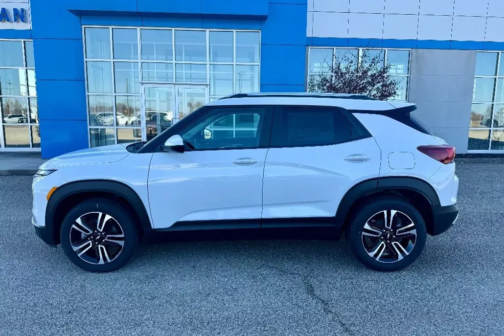 2024 Chevrolet Trailblazer LT photo 1
